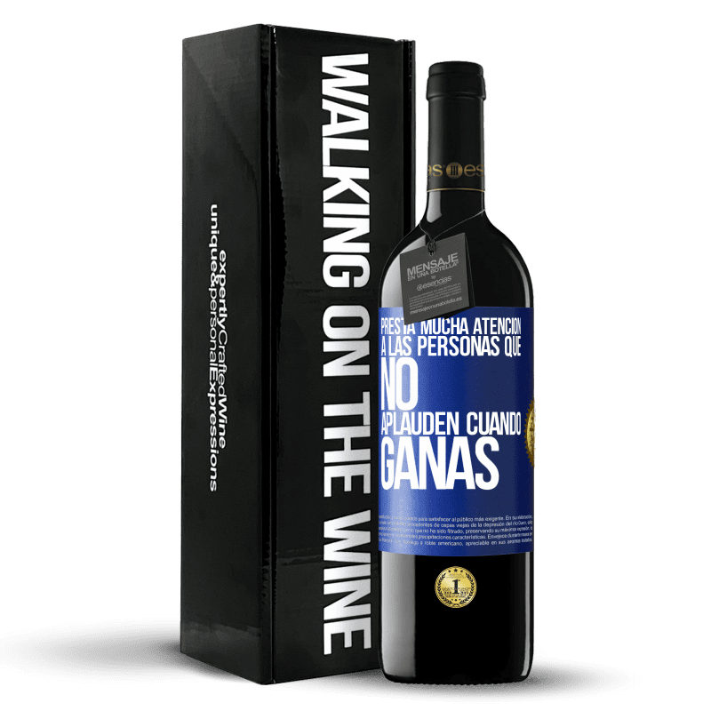 39,95 € Envío gratis | Vino Tinto Edición RED MBE Reserva Presta mucha atención a las personas que no aplauden cuando ganas Etiqueta Azul. Etiqueta personalizable Reserva 12 Meses Cosecha 2015 Tempranillo