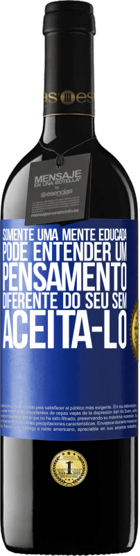 39,95 € | Vinho tinto Edição RED MBE Reserva Somente uma mente educada pode entender um pensamento diferente do seu sem aceitá-lo Etiqueta Azul. Etiqueta personalizável Reserva 12 Meses Colheita 2015 Tempranillo