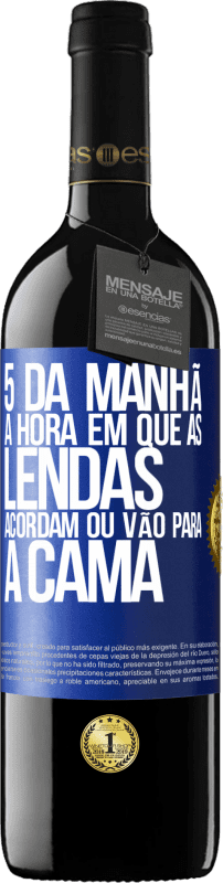 39,95 € | Vinho tinto Edição RED MBE Reserva 5 da manhã A hora em que as lendas acordam ou vão para a cama Etiqueta Azul. Etiqueta personalizável Reserva 12 Meses Colheita 2015 Tempranillo