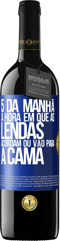 39,95 € | Vinho tinto Edição RED MBE Reserva 5 da manhã A hora em que as lendas acordam ou vão para a cama Etiqueta Azul. Etiqueta personalizável Reserva 12 Meses Colheita 2016 Tempranillo