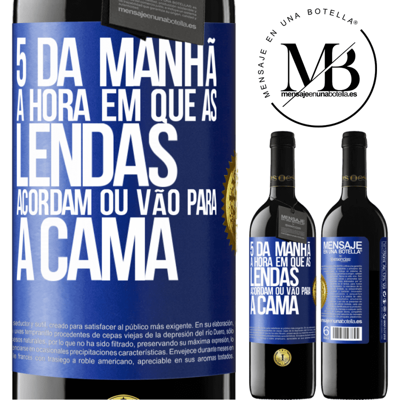 39,95 € Envio grátis | Vinho tinto Edição RED MBE Reserva 5 da manhã A hora em que as lendas acordam ou vão para a cama Etiqueta Azul. Etiqueta personalizável Reserva 12 Meses Colheita 2015 Tempranillo