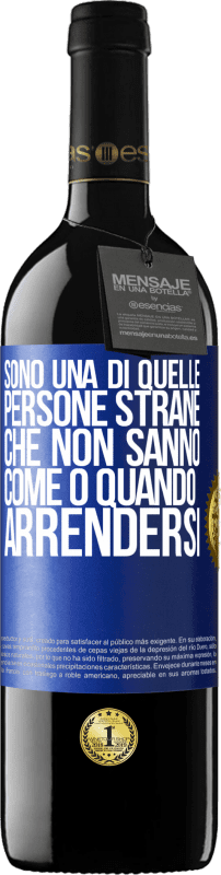 39,95 € | Vino rosso Edizione RED MBE Riserva Sono una di quelle persone strane che non sanno come o quando arrendersi Etichetta Blu. Etichetta personalizzabile Riserva 12 Mesi Raccogliere 2015 Tempranillo