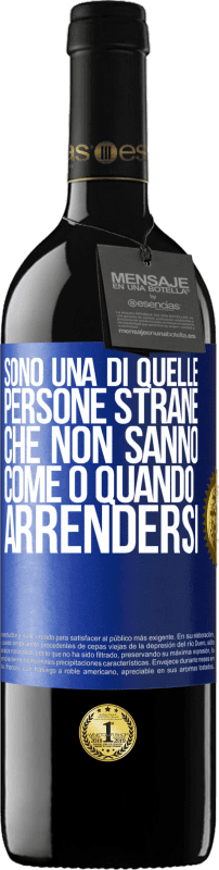 39,95 € | Vino rosso Edizione RED MBE Riserva Sono una di quelle persone strane che non sanno come o quando arrendersi Etichetta Blu. Etichetta personalizzabile Riserva 12 Mesi Raccogliere 2016 Tempranillo
