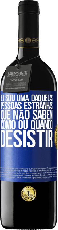 39,95 € | Vinho tinto Edição RED MBE Reserva Eu sou uma daquelas pessoas estranhas que não sabem como ou quando desistir Etiqueta Azul. Etiqueta personalizável Reserva 12 Meses Colheita 2015 Tempranillo