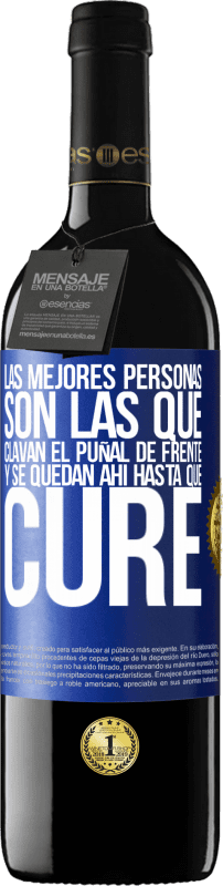 39,95 € | Vino Tinto Edición RED MBE Reserva Las mejores personas son las que clavan el puñal de frente y se quedan ahí hasta que cure Etiqueta Azul. Etiqueta personalizable Reserva 12 Meses Cosecha 2016 Tempranillo