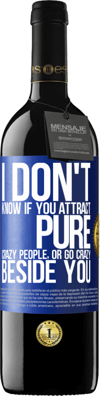 39,95 € 免费送货 | 红酒 RED版 MBE 预订 我不知道你是吸引纯粹的疯子还是在你旁边发疯 蓝色标签. 可自定义的标签 预订 12 个月 收成 2016 Tempranillo