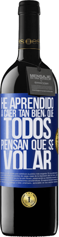 39,95 € Envío gratis | Vino Tinto Edición RED MBE Reserva He aprendido a caer tan bien, que todos piensan que sé volar Etiqueta Azul. Etiqueta personalizable Reserva 12 Meses Cosecha 2016 Tempranillo