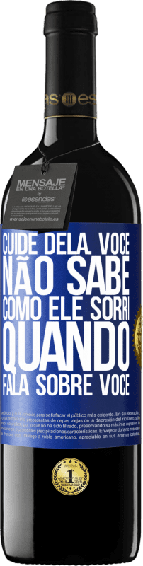 39,95 € | Vinho tinto Edição RED MBE Reserva Cuide dela. Você não sabe como ele sorri quando fala sobre você Etiqueta Azul. Etiqueta personalizável Reserva 12 Meses Colheita 2016 Tempranillo
