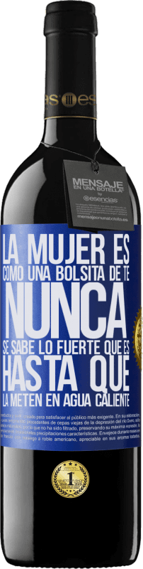 39,95 € | Vino Tinto Edición RED MBE Reserva La mujer es como una bolsita de té. Nunca se sabe lo fuerte que es hasta que la meten en agua caliente Etiqueta Azul. Etiqueta personalizable Reserva 12 Meses Cosecha 2016 Tempranillo