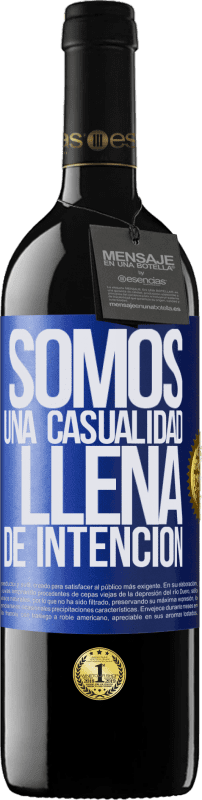 39,95 € Envío gratis | Vino Tinto Edición RED MBE Reserva Somos una casualidad llena de intención Etiqueta Azul. Etiqueta personalizable Reserva 12 Meses Cosecha 2015 Tempranillo