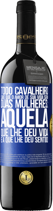 39,95 € Envio grátis | Vinho tinto Edição RED MBE Reserva Todo cavalheiro sabe que o amor de sua vida será duas mulheres: aquela que lhe deu vida e a que lhe deu sentido Etiqueta Azul. Etiqueta personalizável Reserva 12 Meses Colheita 2016 Tempranillo