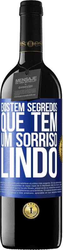 «Existem segredos que têm um sorriso lindo» Edição RED MBE Reserva