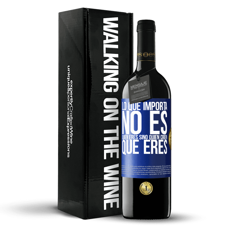 39,95 € Envío gratis | Vino Tinto Edición RED MBE Reserva Lo que importa no es quién eres, sino quien creen que eres Etiqueta Azul. Etiqueta personalizable Reserva 12 Meses Cosecha 2016 Tempranillo