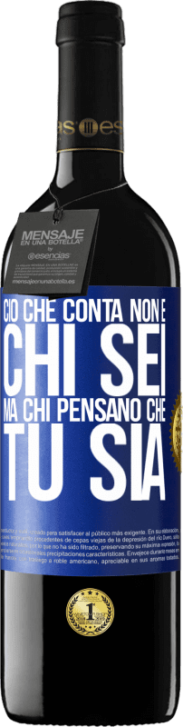 39,95 € | Vino rosso Edizione RED MBE Riserva Ciò che conta non è chi sei, ma chi pensano che tu sia Etichetta Blu. Etichetta personalizzabile Riserva 12 Mesi Raccogliere 2014 Tempranillo