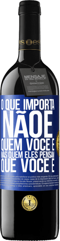 39,95 € Envio grátis | Vinho tinto Edição RED MBE Reserva O que importa não é quem você é, mas quem eles pensam que você é Etiqueta Azul. Etiqueta personalizável Reserva 12 Meses Colheita 2016 Tempranillo