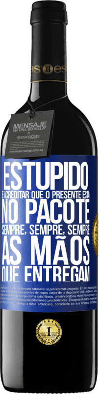 39,95 € | Vinho tinto Edição RED MBE Reserva Estúpido é acreditar que o presente está no pacote. Sempre, sempre, sempre as mãos que entregam Etiqueta Azul. Etiqueta personalizável Reserva 12 Meses Colheita 2015 Tempranillo