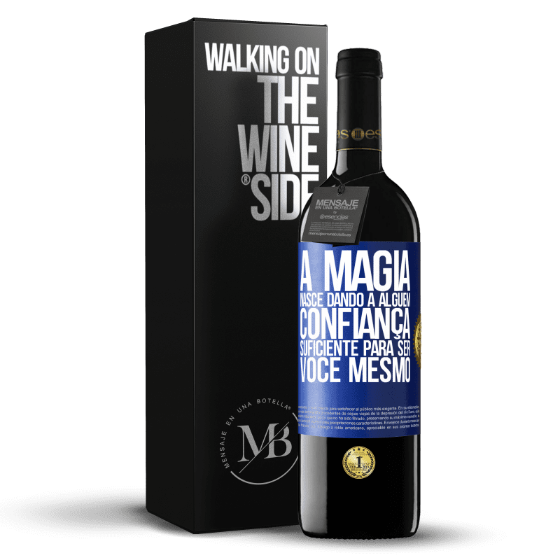 39,95 € Envio grátis | Vinho tinto Edição RED MBE Reserva A magia nasce dando a alguém confiança suficiente para ser você mesmo Etiqueta Azul. Etiqueta personalizável Reserva 12 Meses Colheita 2016 Tempranillo