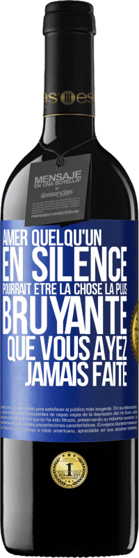 39,95 € | Vin rouge Édition RED MBE Réserve Aimer quelqu'un en silence pourrait être la chose la plus bruyante que vous ayez jamais faite Étiquette Bleue. Étiquette personnalisable Réserve 12 Mois Récolte 2015 Tempranillo