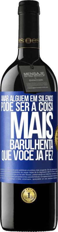 39,95 € | Vinho tinto Edição RED MBE Reserva Amar alguém em silêncio pode ser a coisa mais barulhenta que você já fez Etiqueta Azul. Etiqueta personalizável Reserva 12 Meses Colheita 2015 Tempranillo