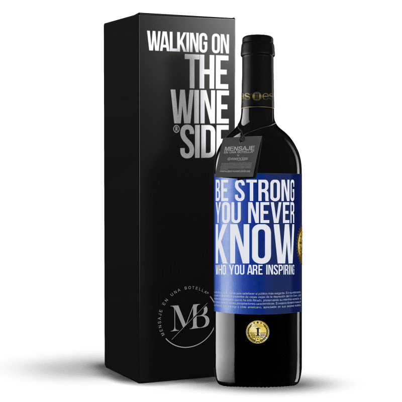 39,95 € Kostenloser Versand | Rotwein RED Ausgabe MBE Reserve Be strong. You never know who you are inspiring Blaue Markierung. Anpassbares Etikett Reserve 12 Monate Ernte 2015 Tempranillo