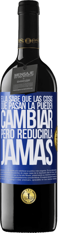 39,95 € | Vino Tinto Edición RED MBE Reserva Ella sabe que las cosas que pasan la pueden cambiar, pero reducirla, jamás Etiqueta Azul. Etiqueta personalizable Reserva 12 Meses Cosecha 2015 Tempranillo