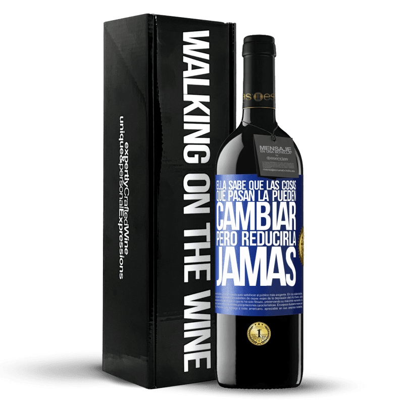 39,95 € Envío gratis | Vino Tinto Edición RED MBE Reserva Ella sabe que las cosas que pasan la pueden cambiar, pero reducirla, jamás Etiqueta Azul. Etiqueta personalizable Reserva 12 Meses Cosecha 2015 Tempranillo