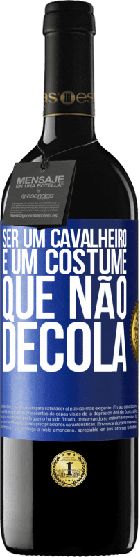 39,95 € | Vinho tinto Edição RED MBE Reserva Ser um cavalheiro é um costume que não decola Etiqueta Azul. Etiqueta personalizável Reserva 12 Meses Colheita 2016 Tempranillo