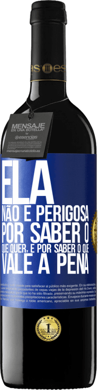 39,95 € | Vinho tinto Edição RED MBE Reserva Ela não é perigosa por saber o que quer, é por saber o que vale a pena Etiqueta Azul. Etiqueta personalizável Reserva 12 Meses Colheita 2015 Tempranillo