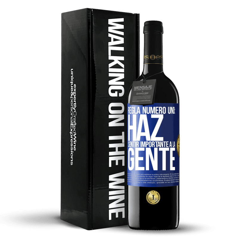 39,95 € Envío gratis | Vino Tinto Edición RED MBE Reserva Regla número uno: haz sentir importante a la gente Etiqueta Azul. Etiqueta personalizable Reserva 12 Meses Cosecha 2015 Tempranillo