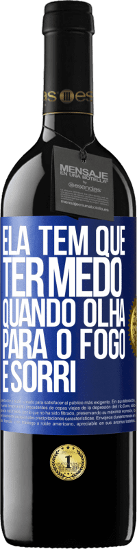 39,95 € | Vinho tinto Edição RED MBE Reserva Ela tem que ter medo quando olha para o fogo e sorri Etiqueta Azul. Etiqueta personalizável Reserva 12 Meses Colheita 2016 Tempranillo