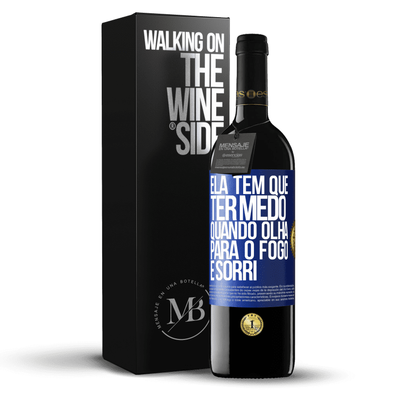 39,95 € Envio grátis | Vinho tinto Edição RED MBE Reserva Ela tem que ter medo quando olha para o fogo e sorri Etiqueta Azul. Etiqueta personalizável Reserva 12 Meses Colheita 2015 Tempranillo