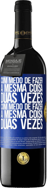 39,95 € | Vinho tinto Edição RED MBE Reserva Com medo de fazer a mesma coisa duas vezes. Com medo de fazer a mesma coisa duas vezes Etiqueta Azul. Etiqueta personalizável Reserva 12 Meses Colheita 2015 Tempranillo
