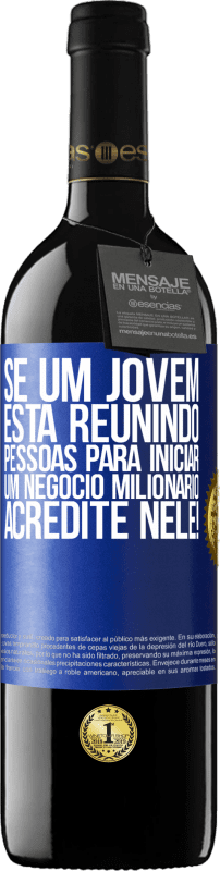 39,95 € | Vinho tinto Edição RED MBE Reserva Se um jovem está reunindo pessoas para iniciar um negócio milionário, acredite nele! Etiqueta Azul. Etiqueta personalizável Reserva 12 Meses Colheita 2015 Tempranillo