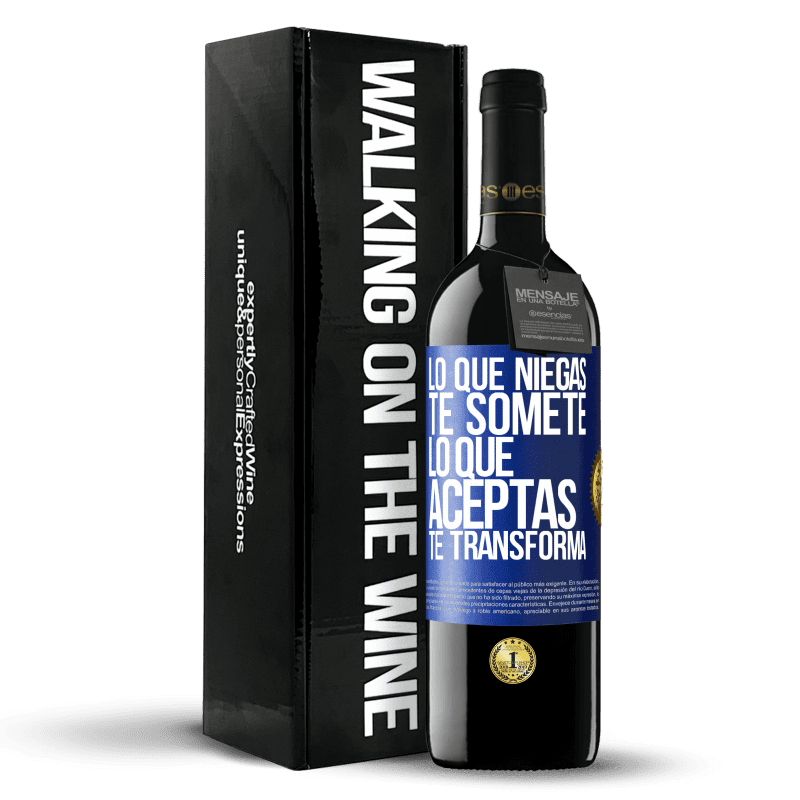 39,95 € Envío gratis | Vino Tinto Edición RED MBE Reserva Lo que niegas te somete. Lo que aceptas te transforma Etiqueta Azul. Etiqueta personalizable Reserva 12 Meses Cosecha 2015 Tempranillo