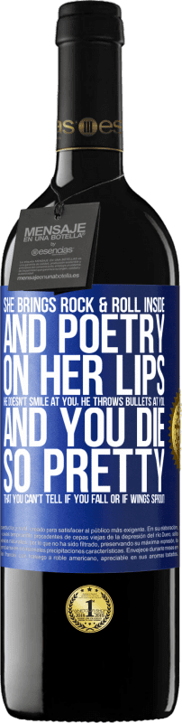 39,95 € 免费送货 | 红酒 RED版 MBE 预订 她将摇滚乐带入其中，并在她的嘴唇上写诗。他不对你微笑，他向你投弹，你死得如此漂亮，你无法分辨你是摔倒了还是翅膀发芽了 蓝色标签. 可自定义的标签 预订 12 个月 收成 2016 Tempranillo