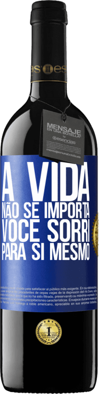 39,95 € | Vinho tinto Edição RED MBE Reserva A vida não se importa, você sorri para si mesmo Etiqueta Azul. Etiqueta personalizável Reserva 12 Meses Colheita 2015 Tempranillo