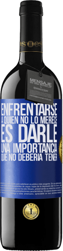 39,95 € Envío gratis | Vino Tinto Edición RED MBE Reserva Enfrentarse a quien no lo merece es darle una importancia que no debería tener Etiqueta Azul. Etiqueta personalizable Reserva 12 Meses Cosecha 2016 Tempranillo