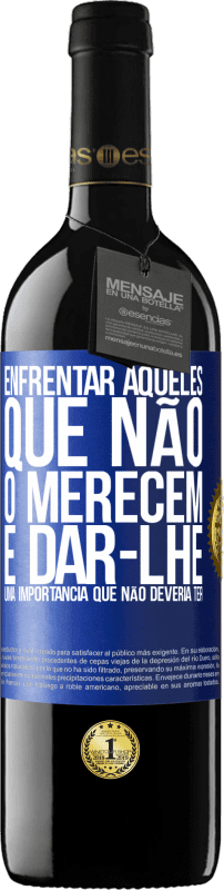 39,95 € | Vinho tinto Edição RED MBE Reserva Enfrentar aqueles que não o merecem é dar-lhe uma importância que não deveria ter Etiqueta Azul. Etiqueta personalizável Reserva 12 Meses Colheita 2015 Tempranillo