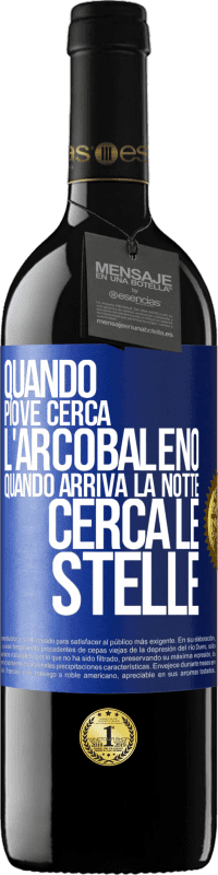 39,95 € | Vino rosso Edizione RED MBE Riserva Quando piove, cerca l'arcobaleno, quando arriva la notte, cerca le stelle Etichetta Blu. Etichetta personalizzabile Riserva 12 Mesi Raccogliere 2015 Tempranillo