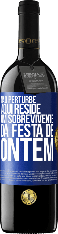 39,95 € | Vinho tinto Edição RED MBE Reserva Não perturbe. Aqui reside um sobrevivente da festa de ontem Etiqueta Azul. Etiqueta personalizável Reserva 12 Meses Colheita 2015 Tempranillo