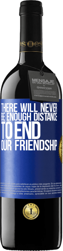 «Там никогда не будет достаточно расстояния, чтобы положить конец нашей дружбе» Издание RED MBE Бронировать