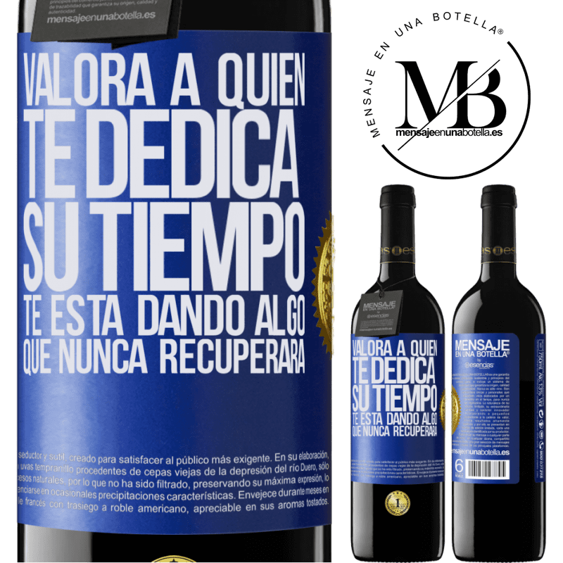 39,95 € Envío gratis | Vino Tinto Edición RED MBE Reserva Valora a quien te dedica su tiempo. Te está dando algo que nunca recuperará Etiqueta Azul. Etiqueta personalizable Reserva 12 Meses Cosecha 2014 Tempranillo