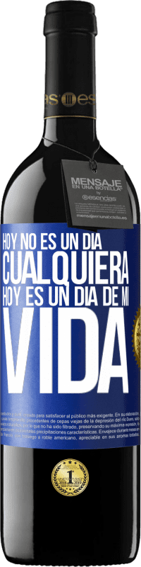 39,95 € Envío gratis | Vino Tinto Edición RED MBE Reserva Hoy no es un día cualquiera, hoy es un día de mi vida Etiqueta Azul. Etiqueta personalizable Reserva 12 Meses Cosecha 2016 Tempranillo