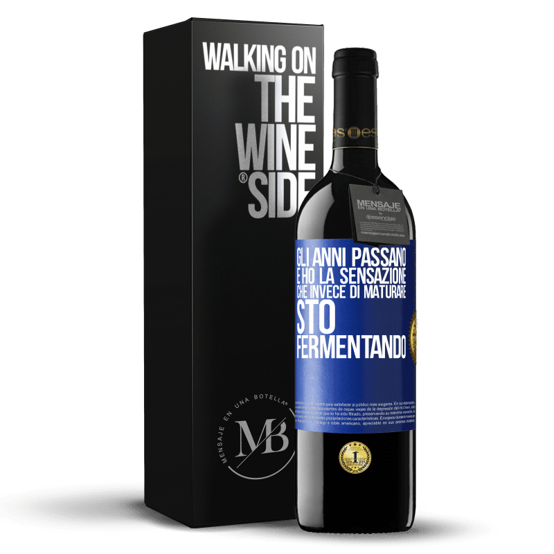 39,95 € Spedizione Gratuita | Vino rosso Edizione RED MBE Riserva Gli anni passano e ho la sensazione che invece di maturare, sto fermentando Etichetta Blu. Etichetta personalizzabile Riserva 12 Mesi Raccogliere 2015 Tempranillo