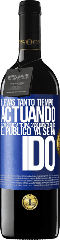 Envío gratis | Vino Tinto Edición RED MBE Reserva Llevas tanto tiempo actuando que ni siquiera te has dado cuenta de que el público ya se ha ido Etiqueta Azul. Etiqueta personalizable Reserva 12 Meses Cosecha 2014 Tempranillo