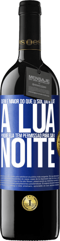 39,95 € | Vinho tinto Edição RED MBE Reserva Quem é maior do que o sol ou a lua? A lua, porque ela tem permissão para sair à noite Etiqueta Azul. Etiqueta personalizável Reserva 12 Meses Colheita 2014 Tempranillo