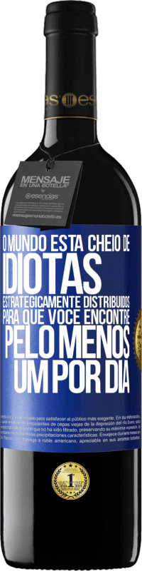 39,95 € | Vinho tinto Edição RED MBE Reserva O mundo está cheio de idiotas estrategicamente distribuídos para que você encontre pelo menos um por dia Etiqueta Azul. Etiqueta personalizável Reserva 12 Meses Colheita 2015 Tempranillo