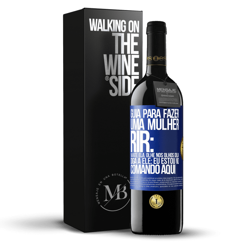 39,95 € Envio grátis | Vinho tinto Edição RED MBE Reserva Guia para fazer uma mulher rir: Vá até ela. Olhe nos olhos dela. Diga a ele: eu estou no comando aqui Etiqueta Azul. Etiqueta personalizável Reserva 12 Meses Colheita 2014 Tempranillo