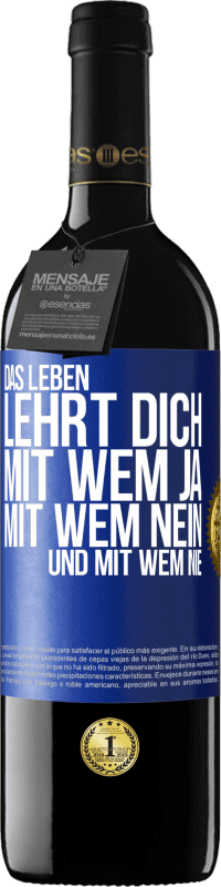 39,95 € Kostenloser Versand | Rotwein RED Ausgabe MBE Reserve Das Leben lehrt dich, mit wem ja, mit wem nein, und mit wem nie Blaue Markierung. Anpassbares Etikett Reserve 12 Monate Ernte 2014 Tempranillo