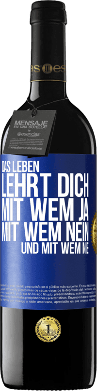 39,95 € Kostenloser Versand | Rotwein RED Ausgabe MBE Reserve Das Leben lehrt dich, mit wem ja, mit wem nein, und mit wem nie Blaue Markierung. Anpassbares Etikett Reserve 12 Monate Ernte 2016 Tempranillo
